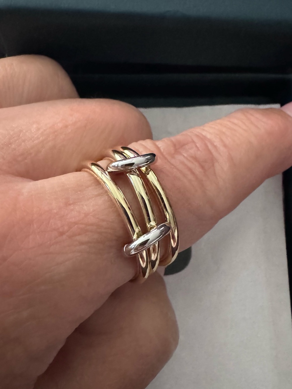 Pavoi interlocking ring